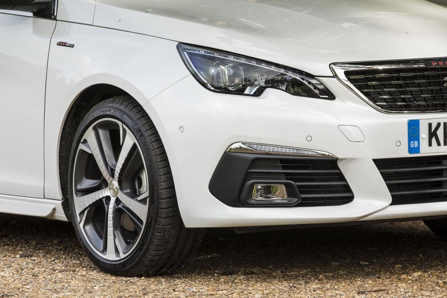 Детали экстерьера Peugeot 308 SW GT Line 2017 года  (UK) (фото 3 из 12)